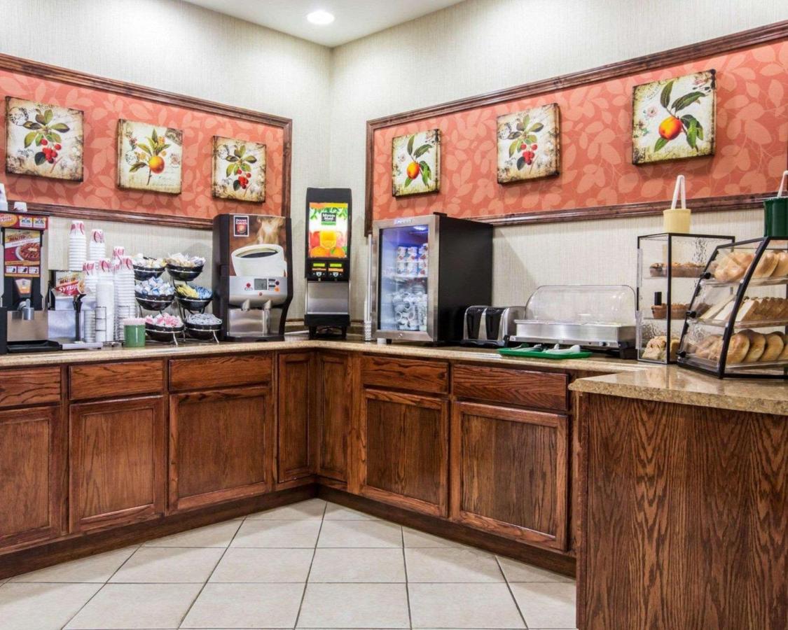 | Econo Lodge Lakes Region