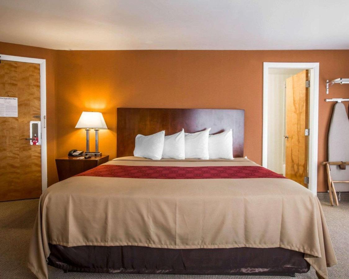 | Econo Lodge Lakes Region