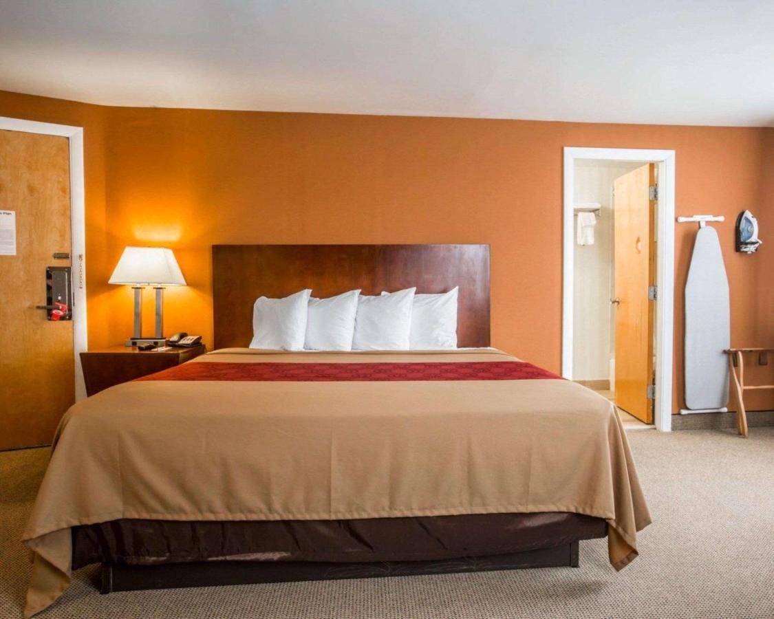 | Econo Lodge Lakes Region