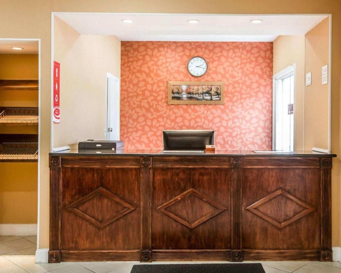 | Econo Lodge Lakes Region