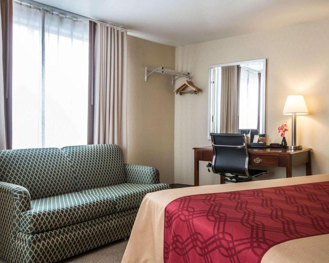 | Econo Lodge Lakes Region
