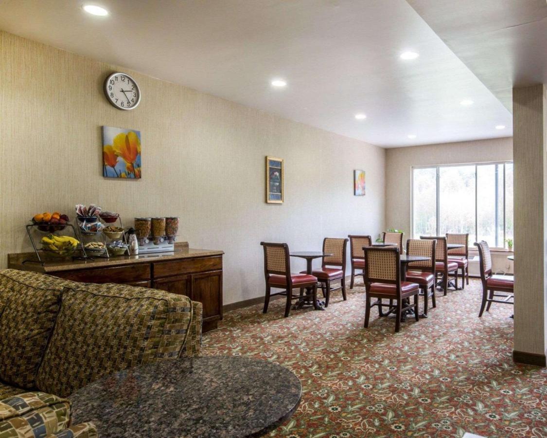 | Econo Lodge Lakes Region