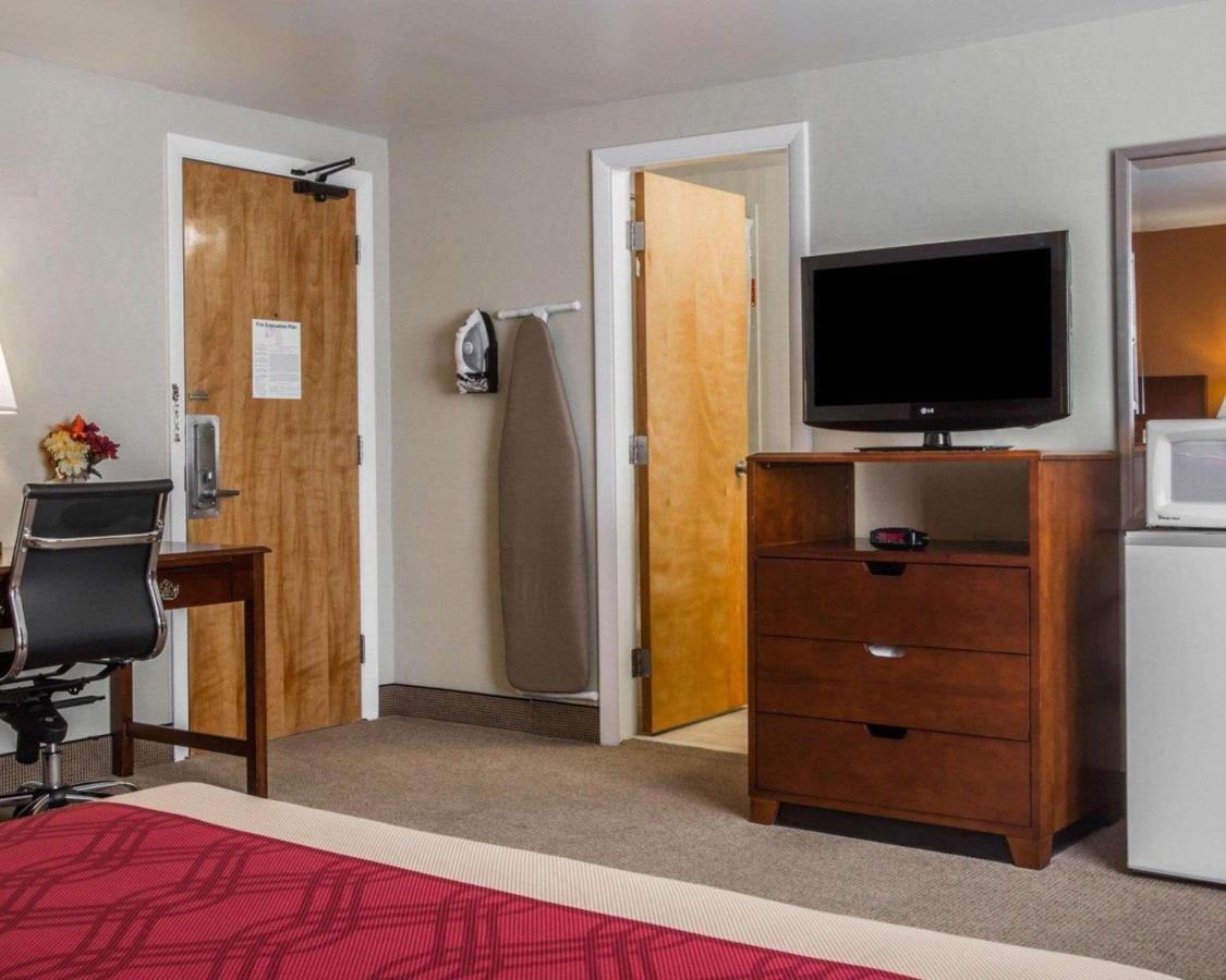 | Econo Lodge Lakes Region