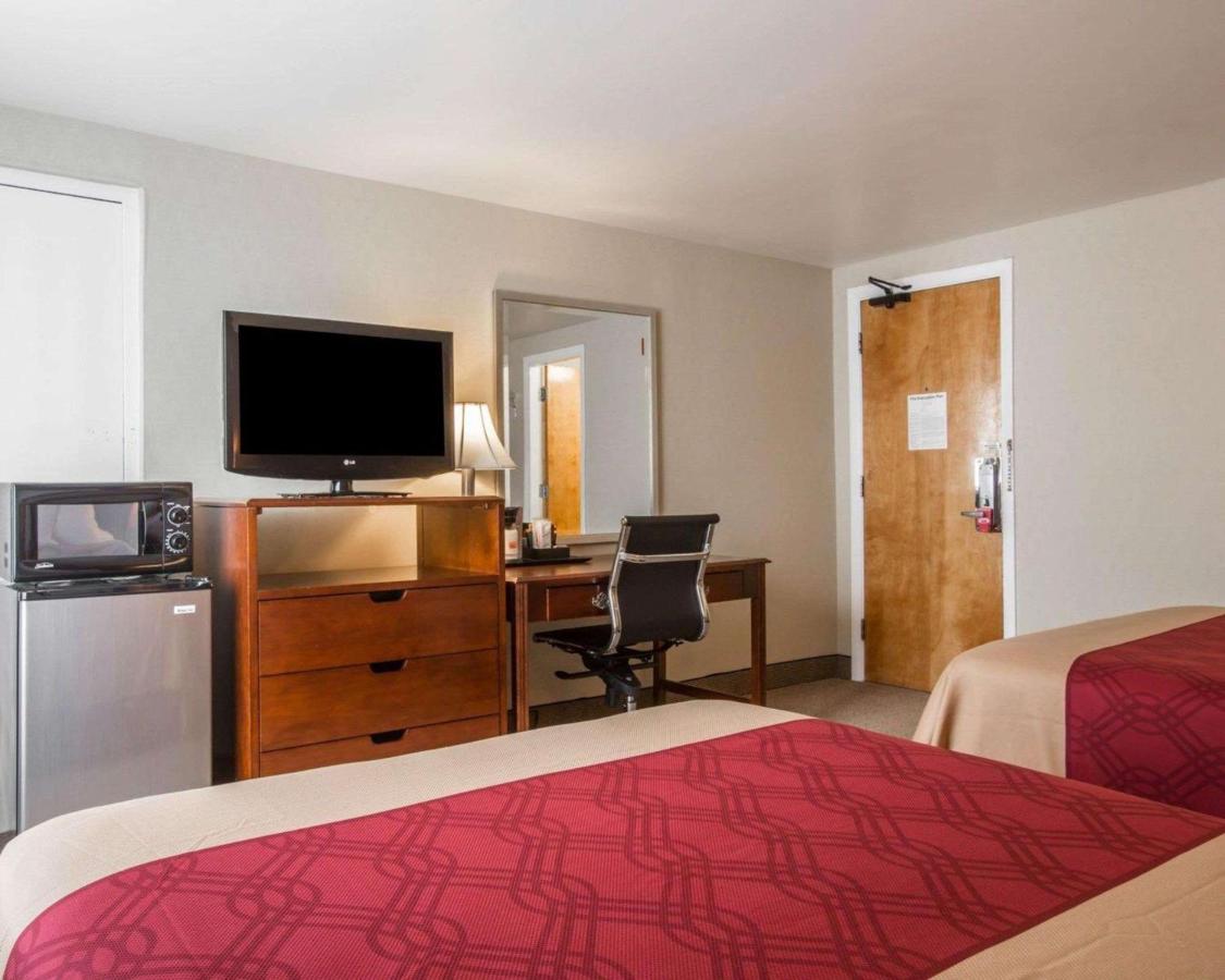 | Econo Lodge Lakes Region