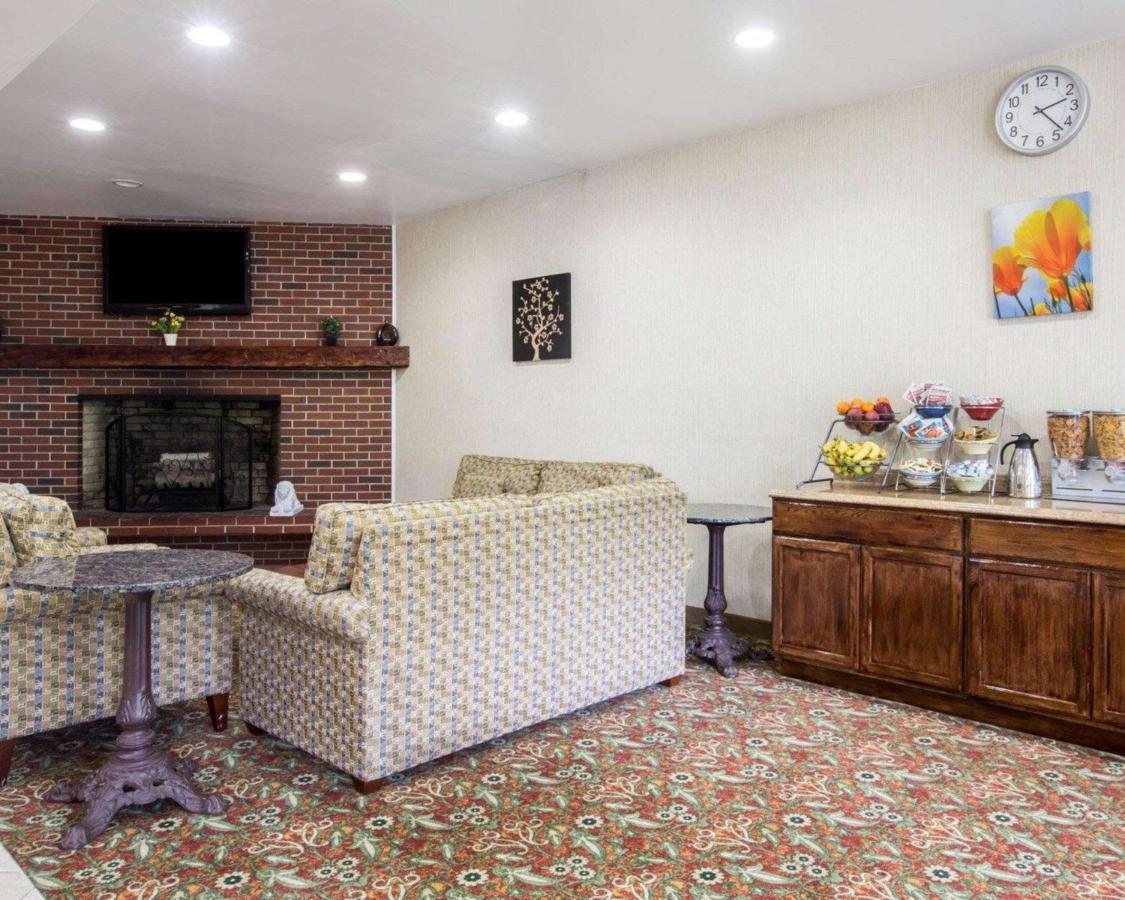 | Econo Lodge Lakes Region