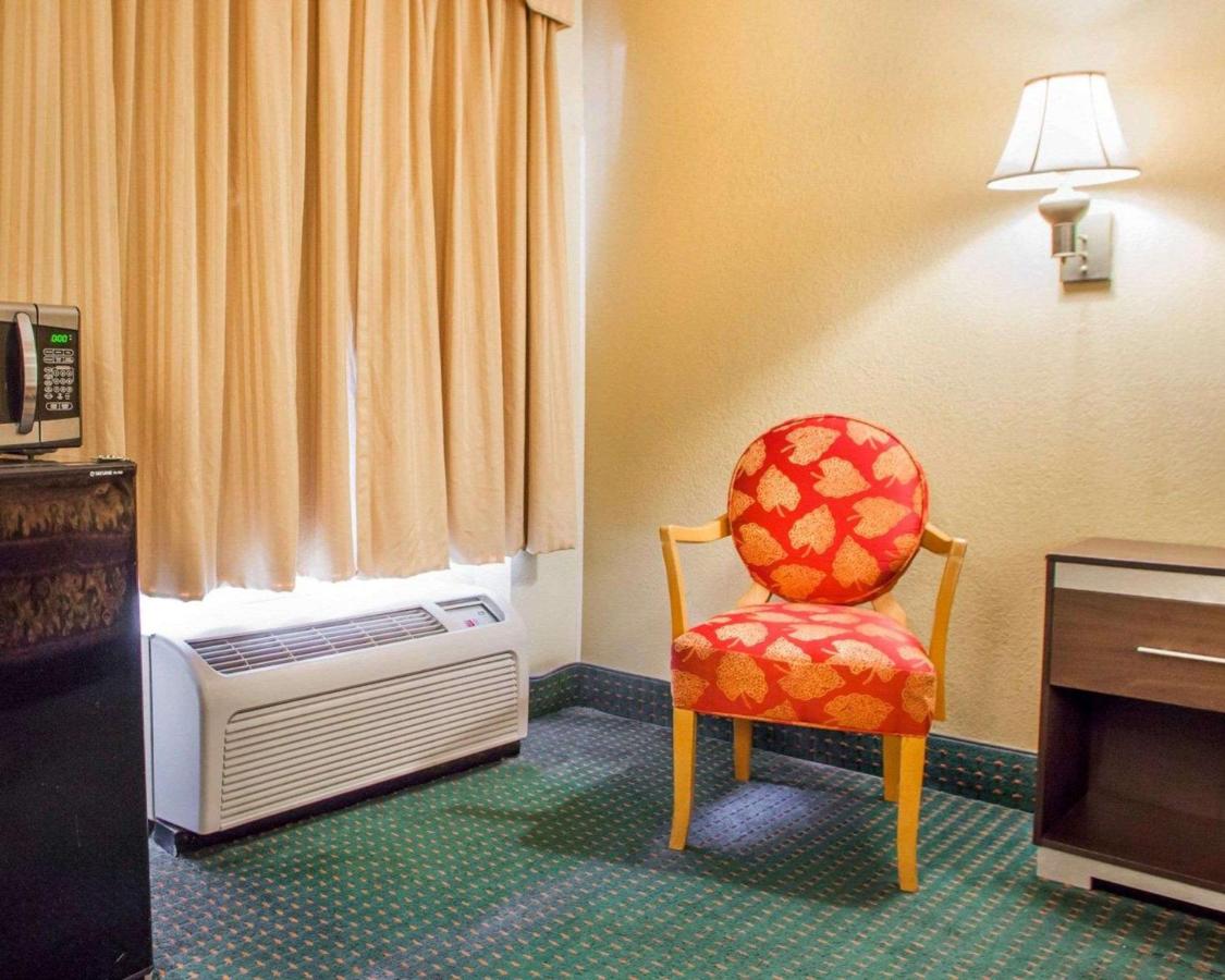 Queen Room - Smoking at Rodeway Inn Mount Laurel Hwy 73