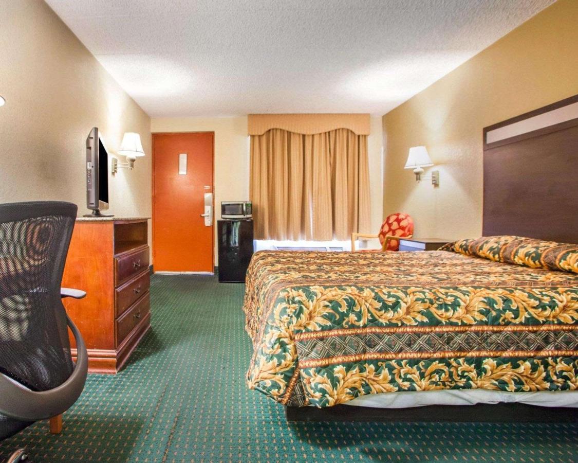 Queen Room - Non-Smoking at Rodeway Inn Mount Laurel Hwy 73