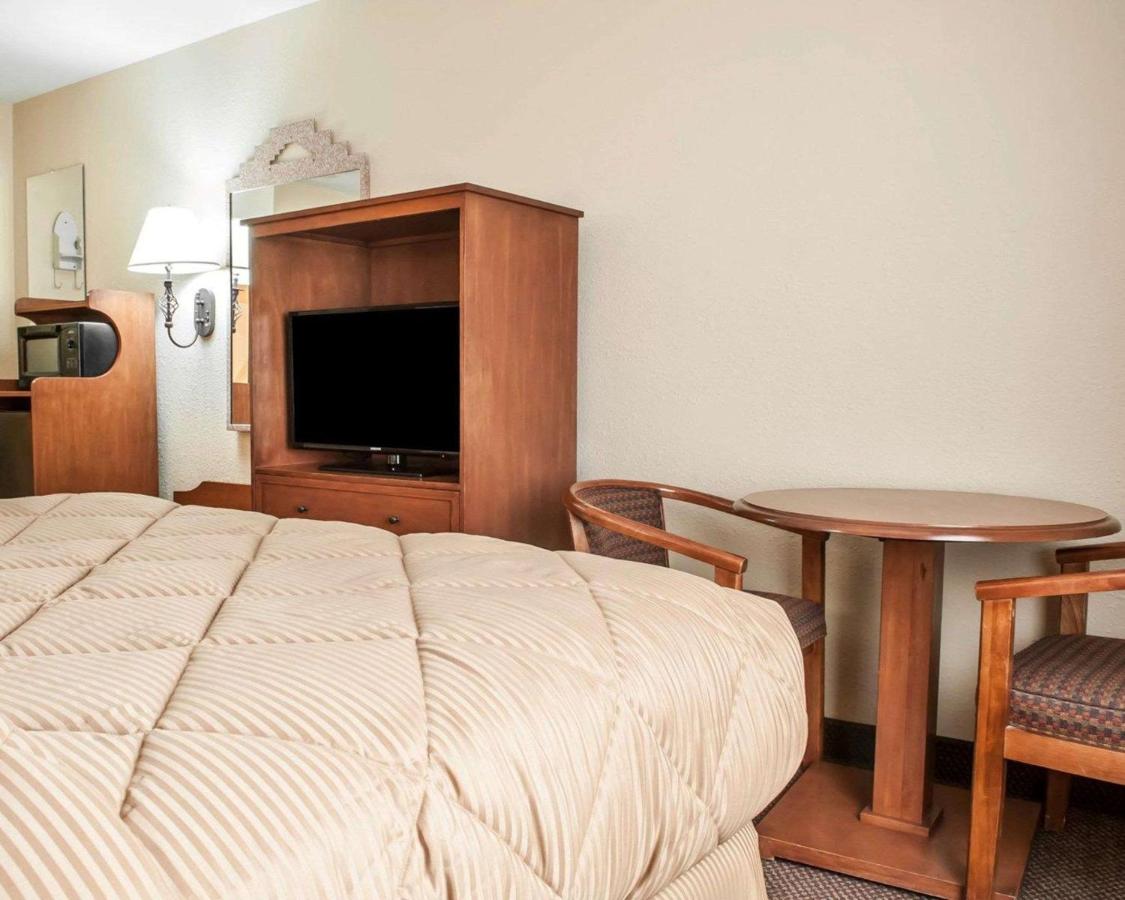 Queen Room with Two Queen Beds - Non-Smoking at Econo Lodge Las Cruces University Area