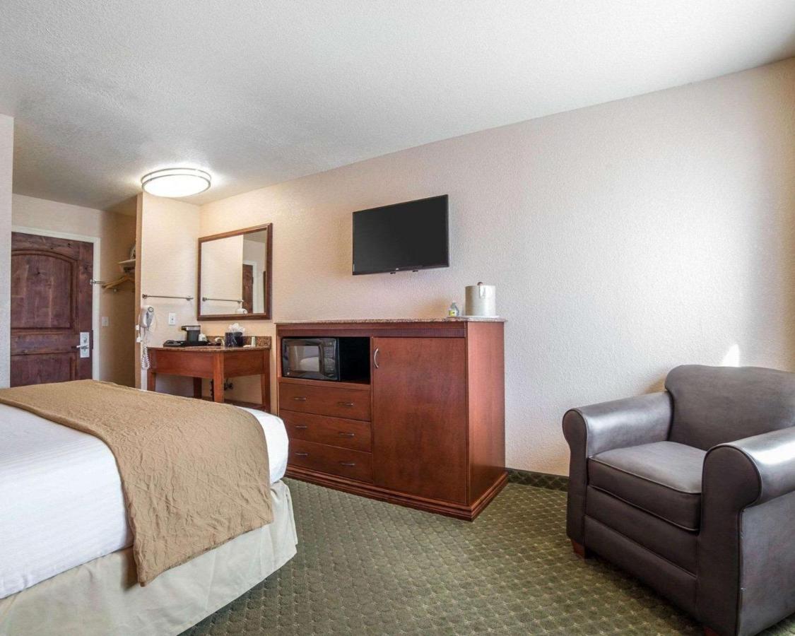 King Room - Accessible/Non-Smoking at Quality Inn Winnemucca - Model T Casino