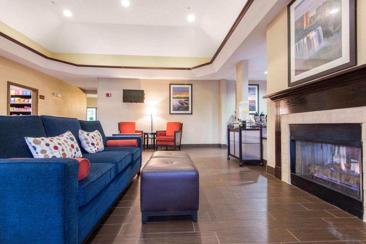 | Comfort Suites Rochester Henrietta University Area