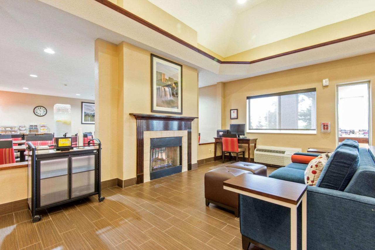 | Comfort Suites Rochester Henrietta University Area