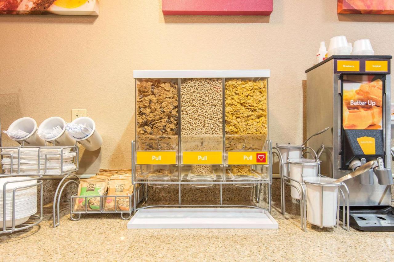 | Comfort Suites Rochester Henrietta University Area