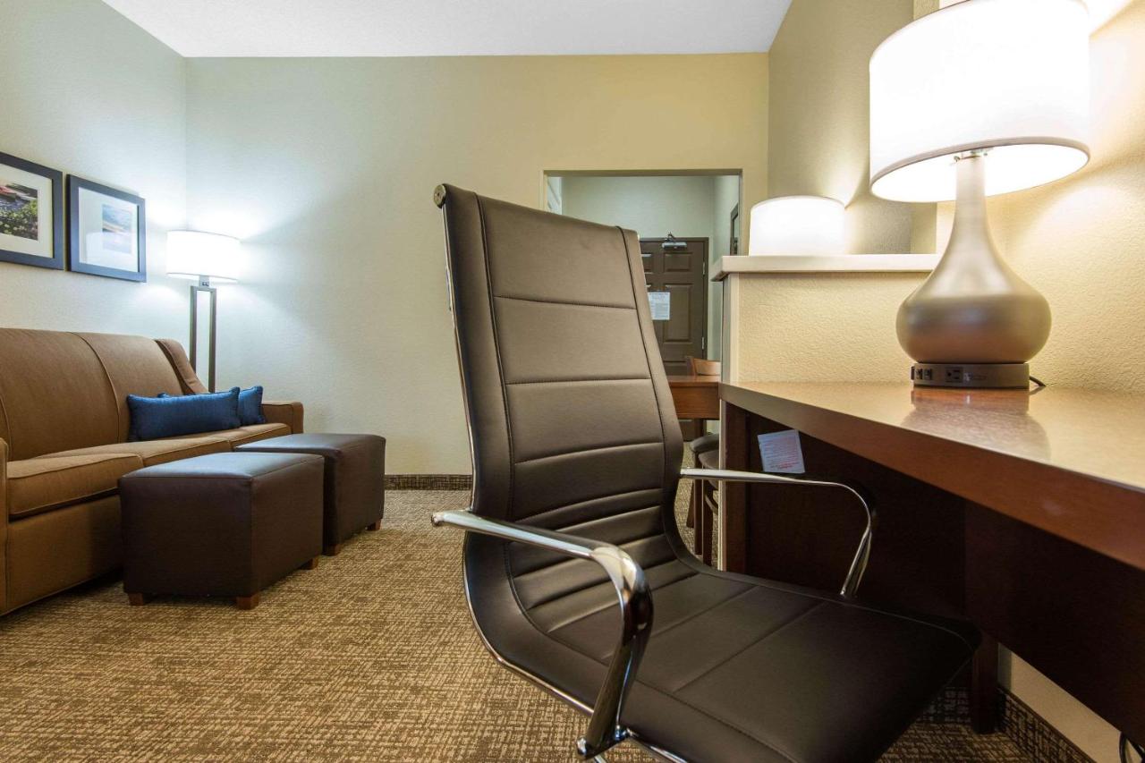 | Comfort Suites Rochester Henrietta University Area
