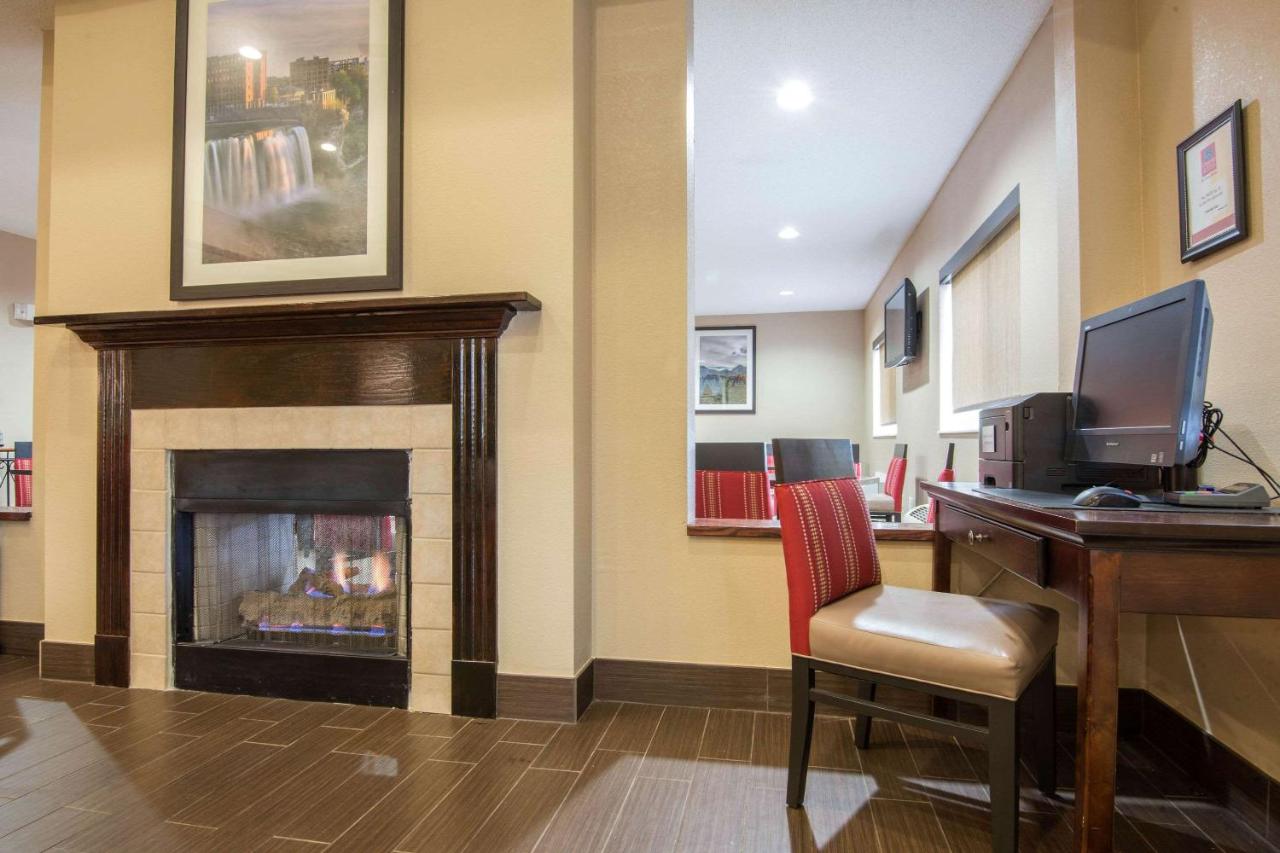 | Comfort Suites Rochester Henrietta University Area
