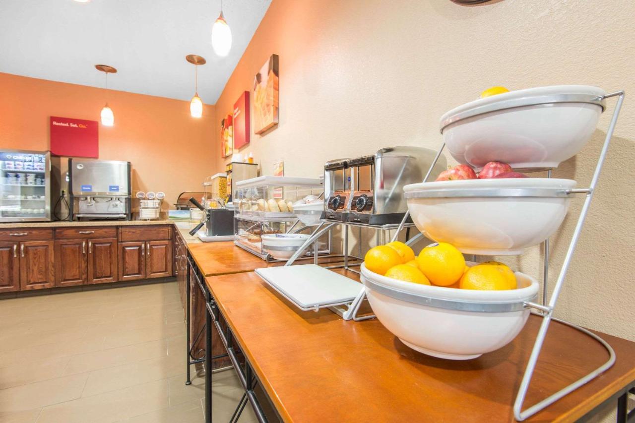 | Comfort Suites Rochester Henrietta University Area