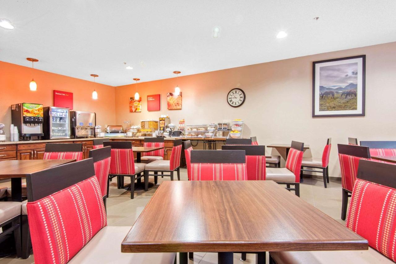 | Comfort Suites Rochester Henrietta University Area