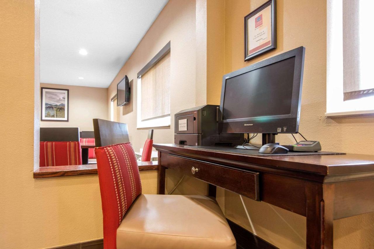 | Comfort Suites Rochester Henrietta University Area