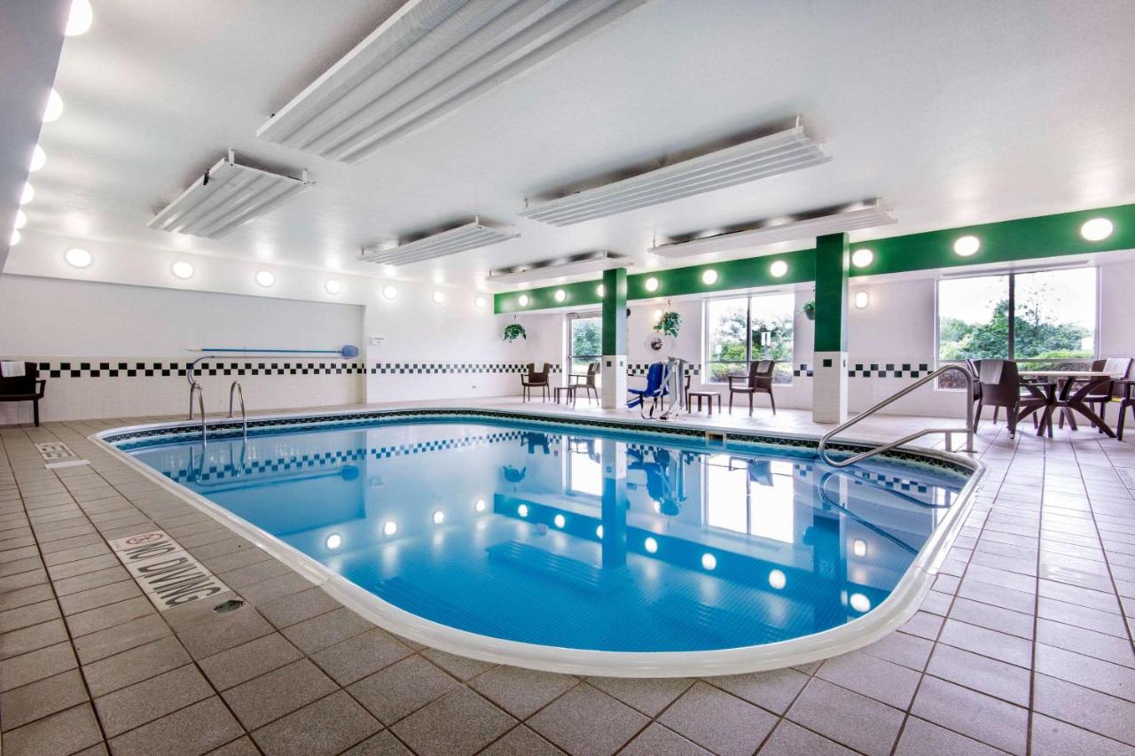| Comfort Suites Rochester Henrietta University Area