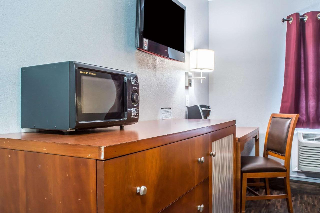 Standard King Room - Smoking at Econo Lodge Brockport