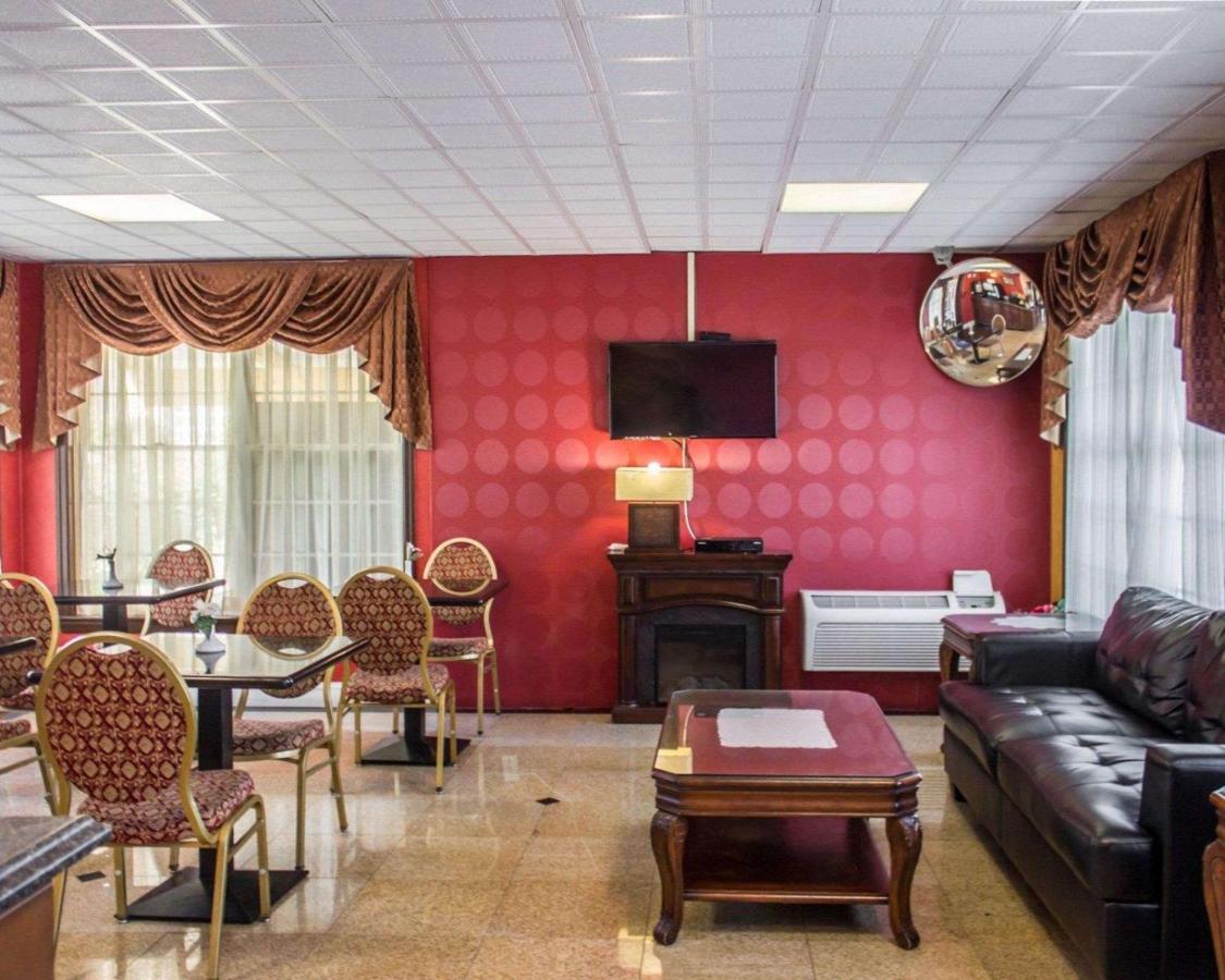 | Rodeway Inn Huntington Station - Melville
