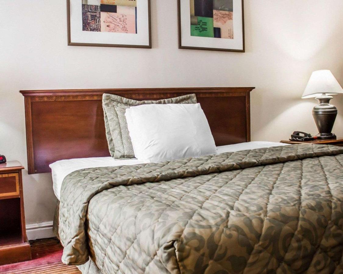 | Rodeway Inn Huntington Station - Melville