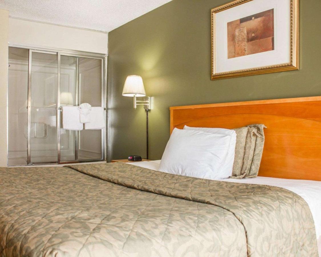 | Rodeway Inn Huntington Station - Melville