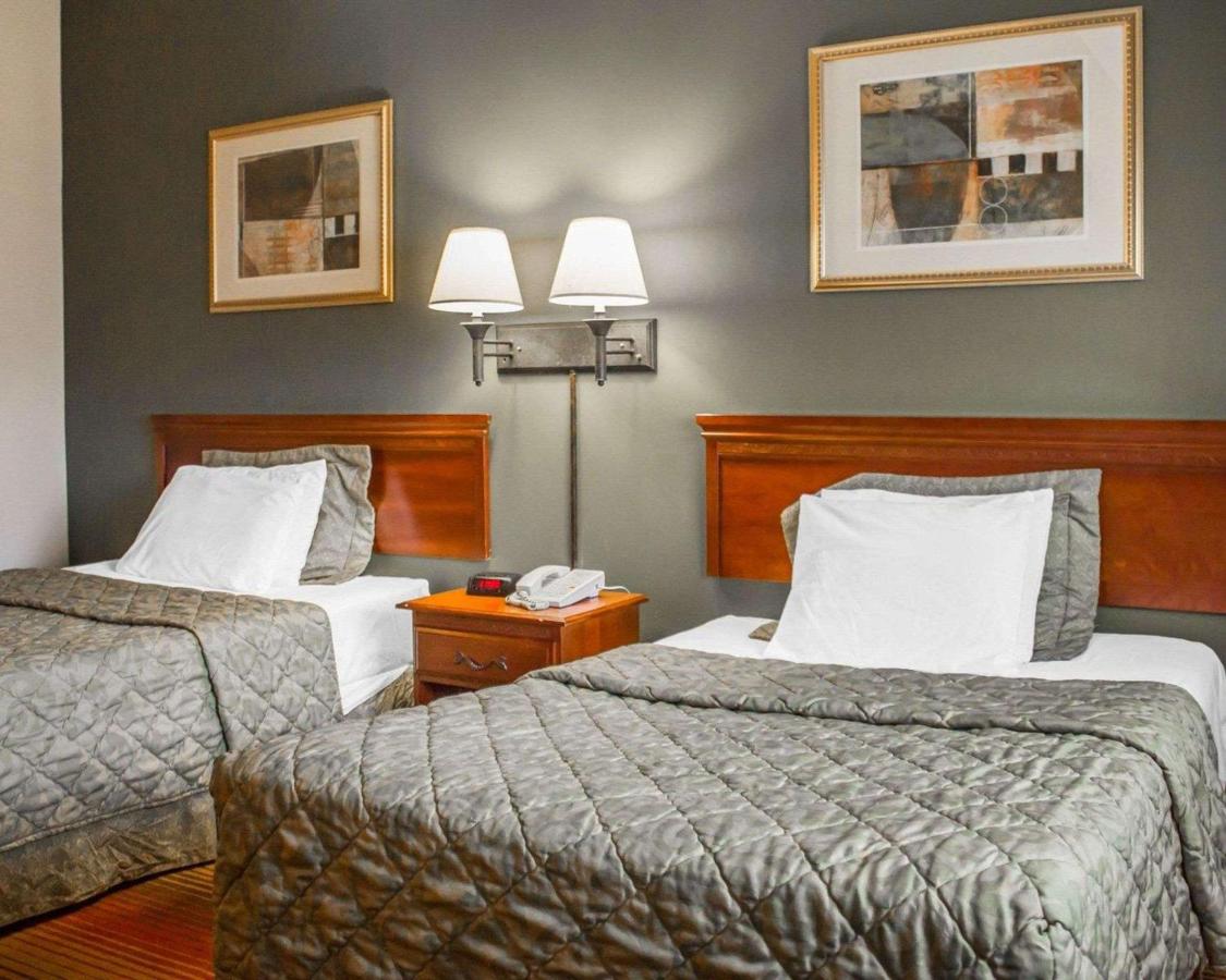 | Rodeway Inn Huntington Station - Melville