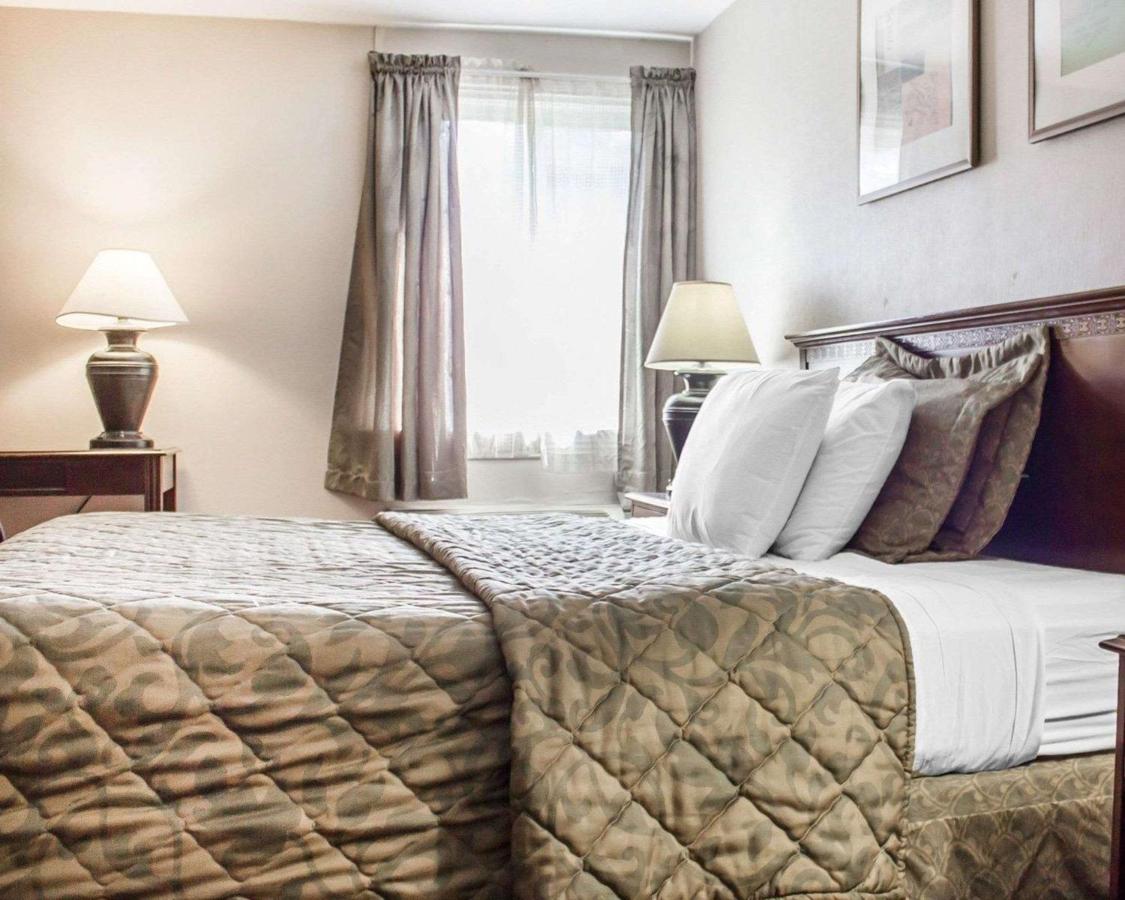 | Rodeway Inn Huntington Station - Melville