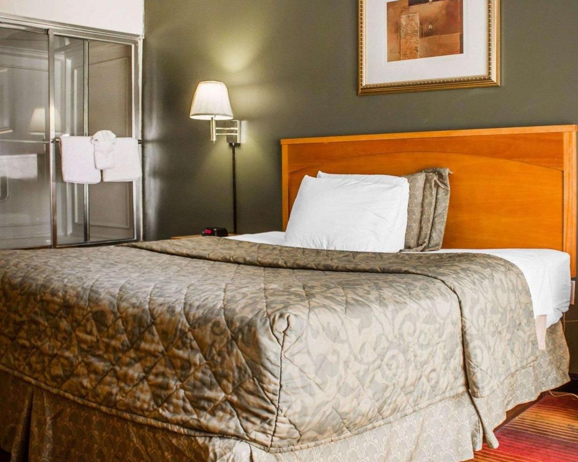 | Rodeway Inn Huntington Station - Melville