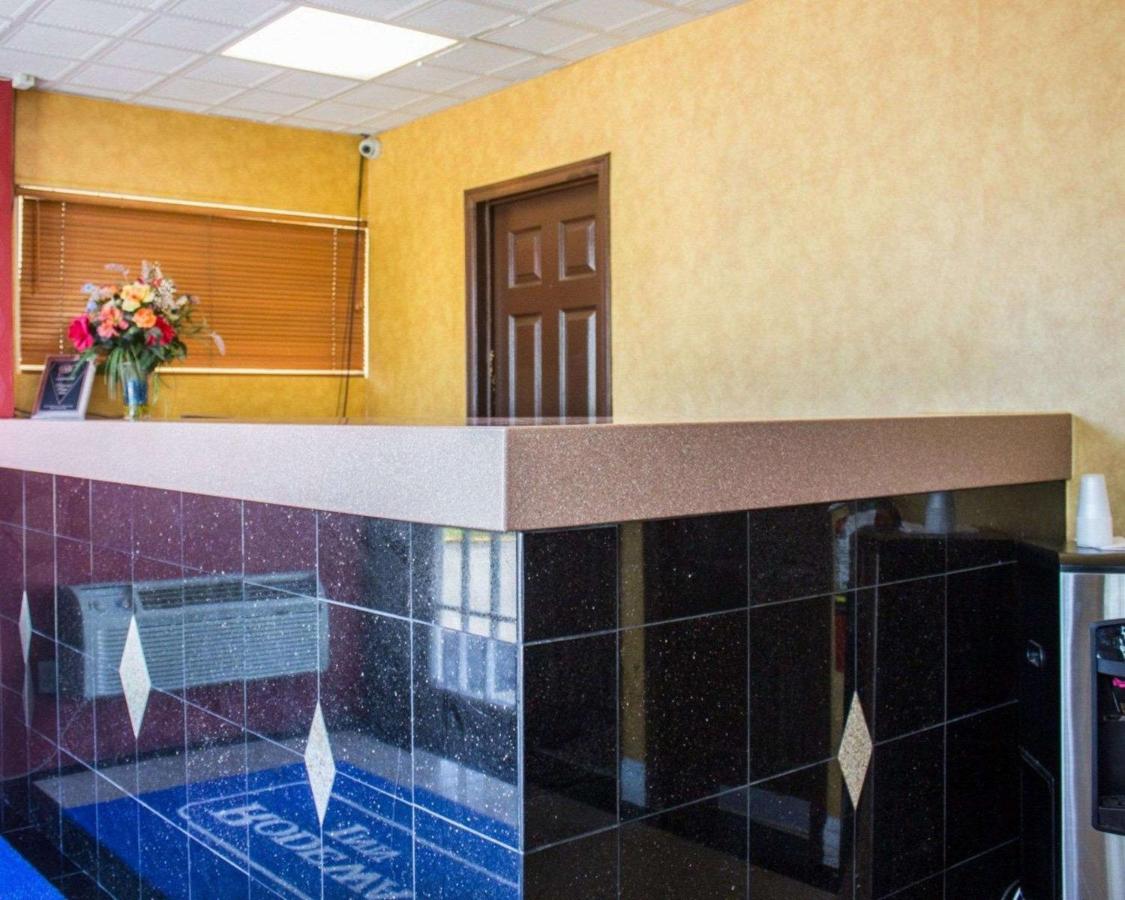 | Rodeway Inn Huntington Station - Melville