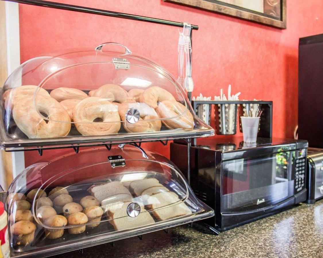 | Rodeway Inn Huntington Station - Melville