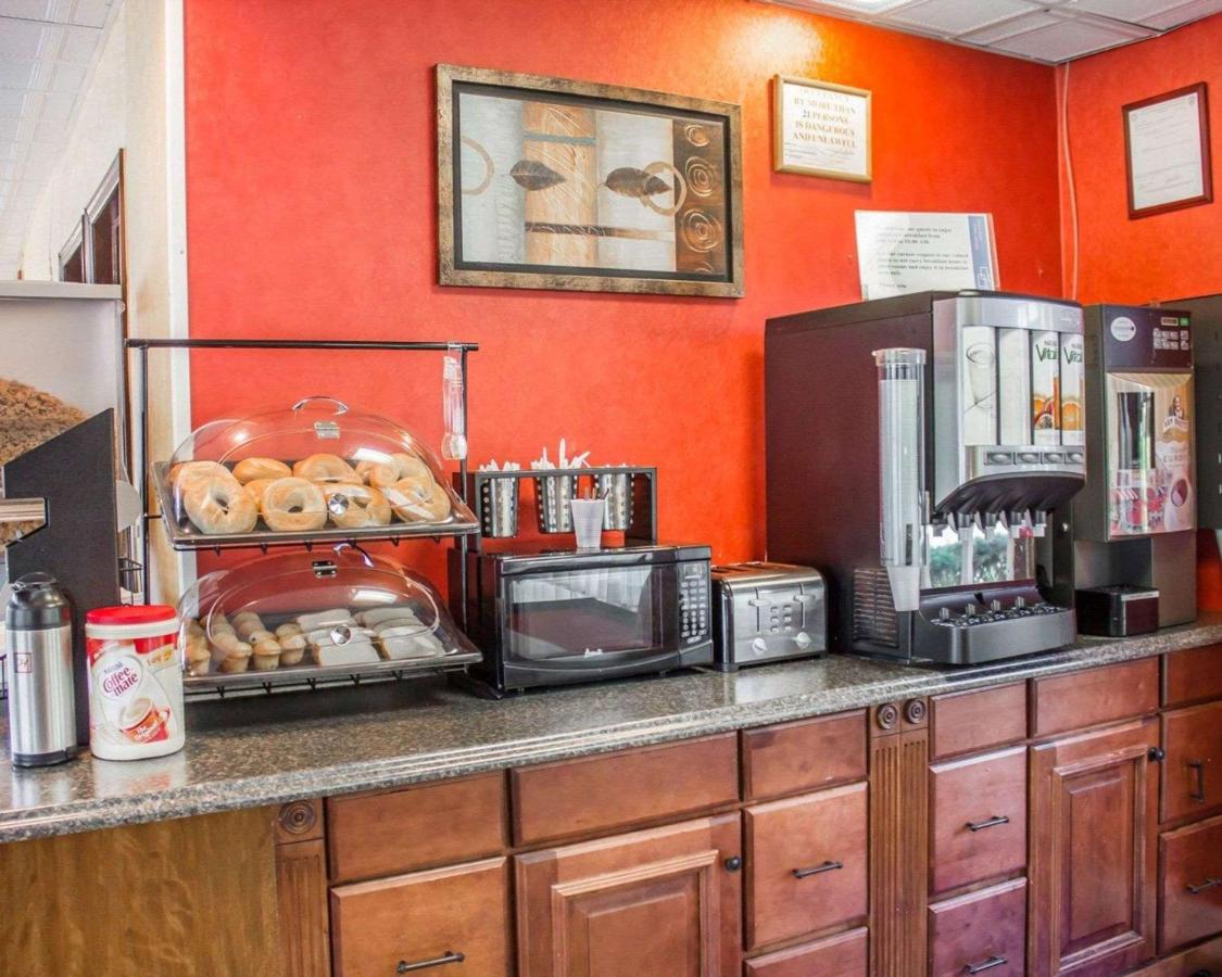 | Rodeway Inn Huntington Station - Melville