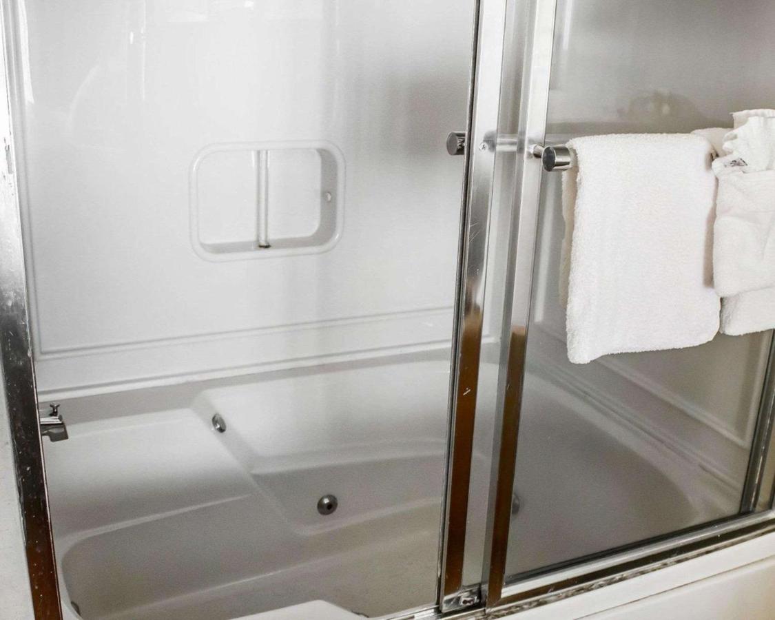 | Rodeway Inn Huntington Station - Melville