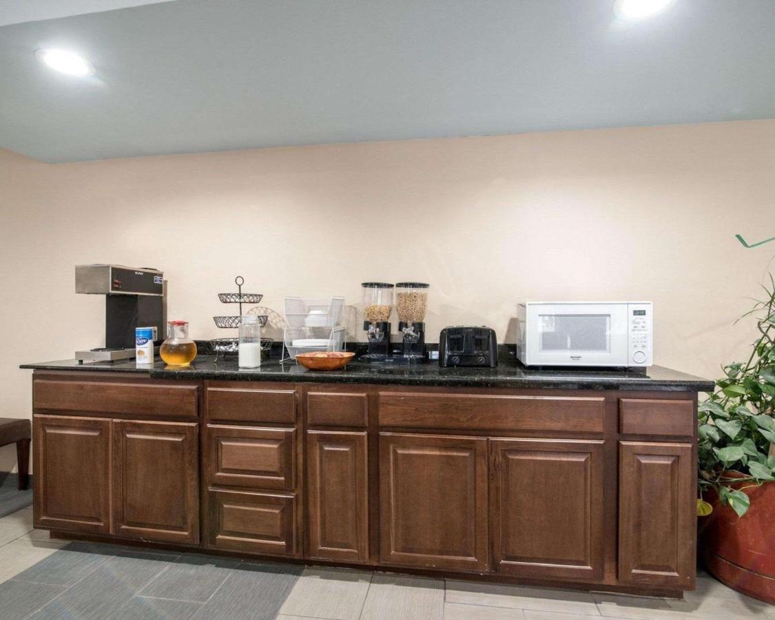 | Rodeway Inn Syracuse