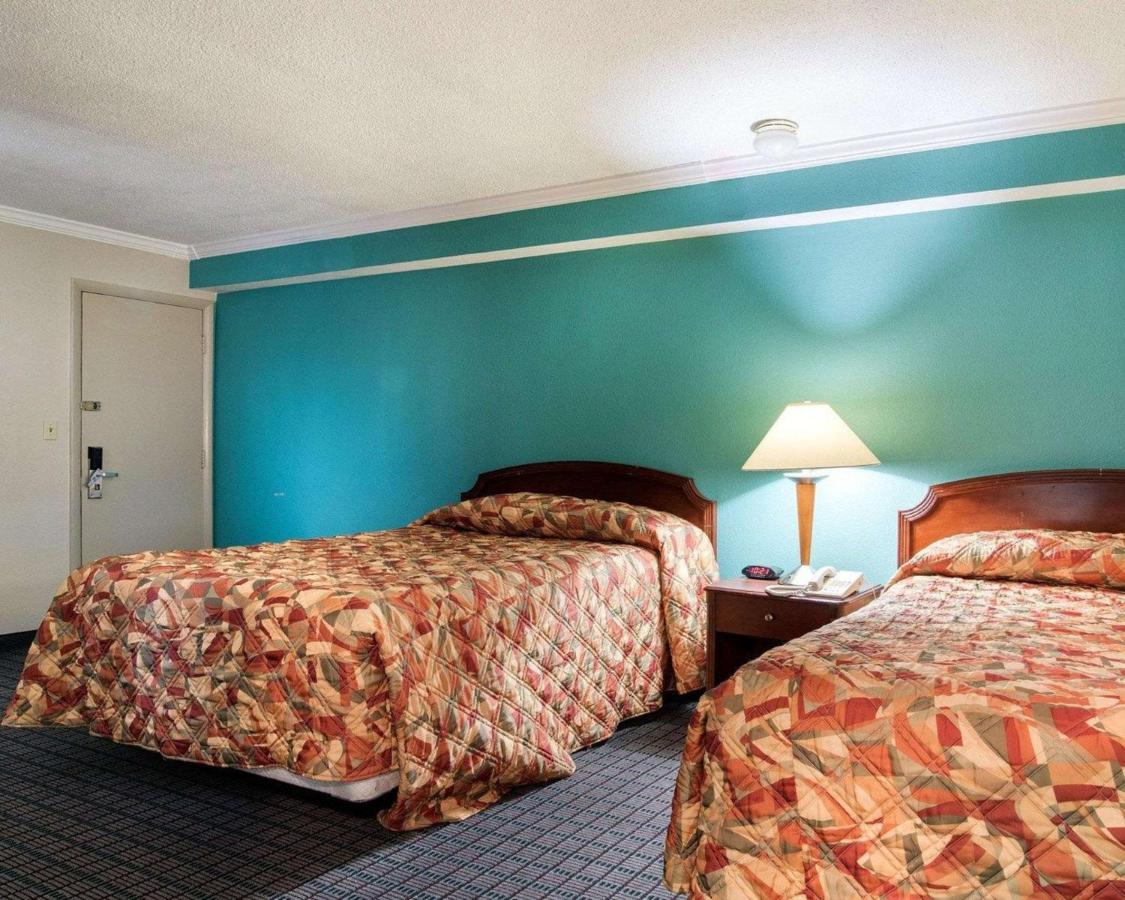 | Rodeway Inn Syracuse