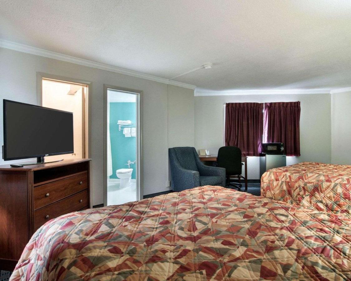 | Rodeway Inn Syracuse