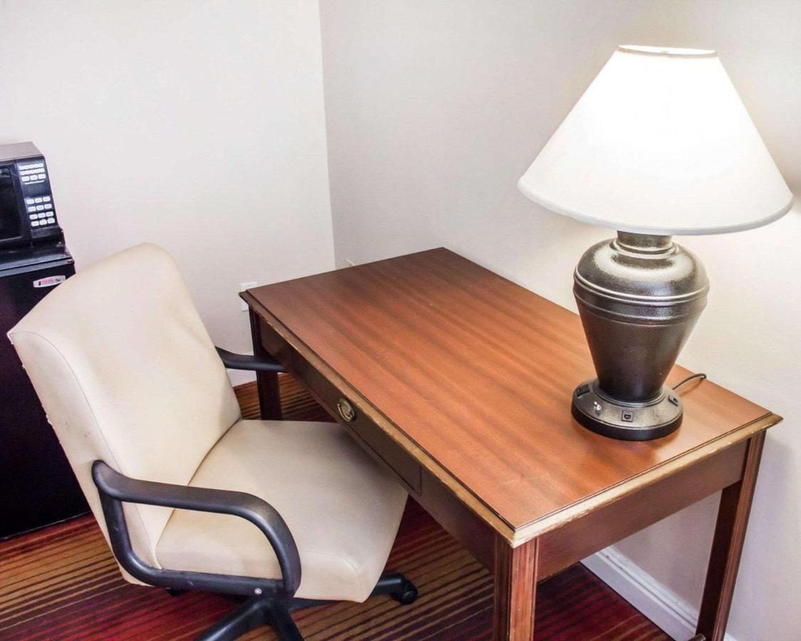| Rodeway Inn Huntington Station - Melville
