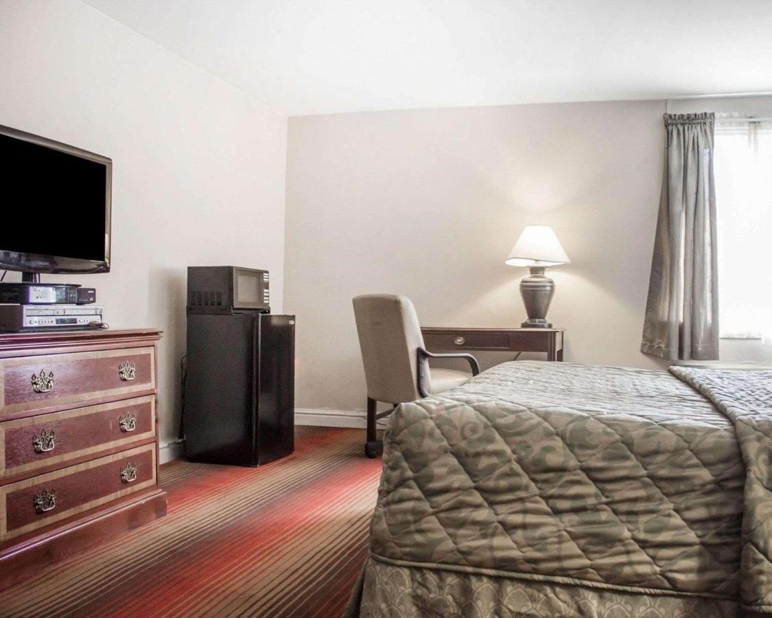 | Rodeway Inn Huntington Station - Melville