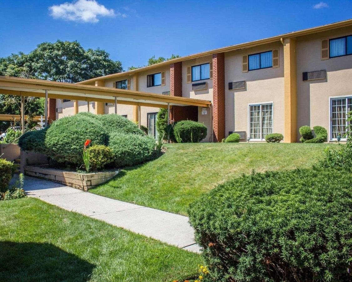 | Rodeway Inn Huntington Station - Melville