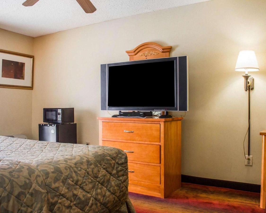 | Rodeway Inn Huntington Station - Melville