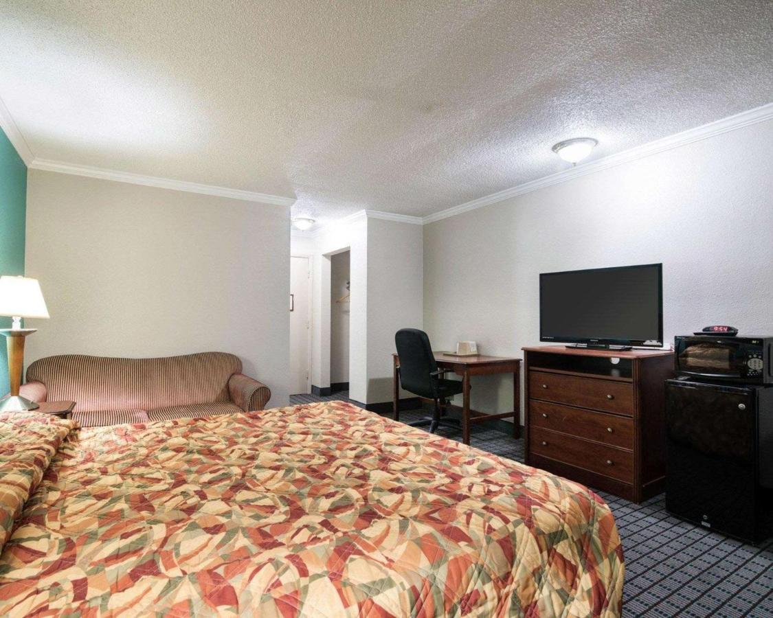 | Rodeway Inn Syracuse