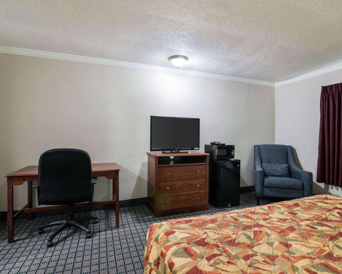 | Rodeway Inn Syracuse