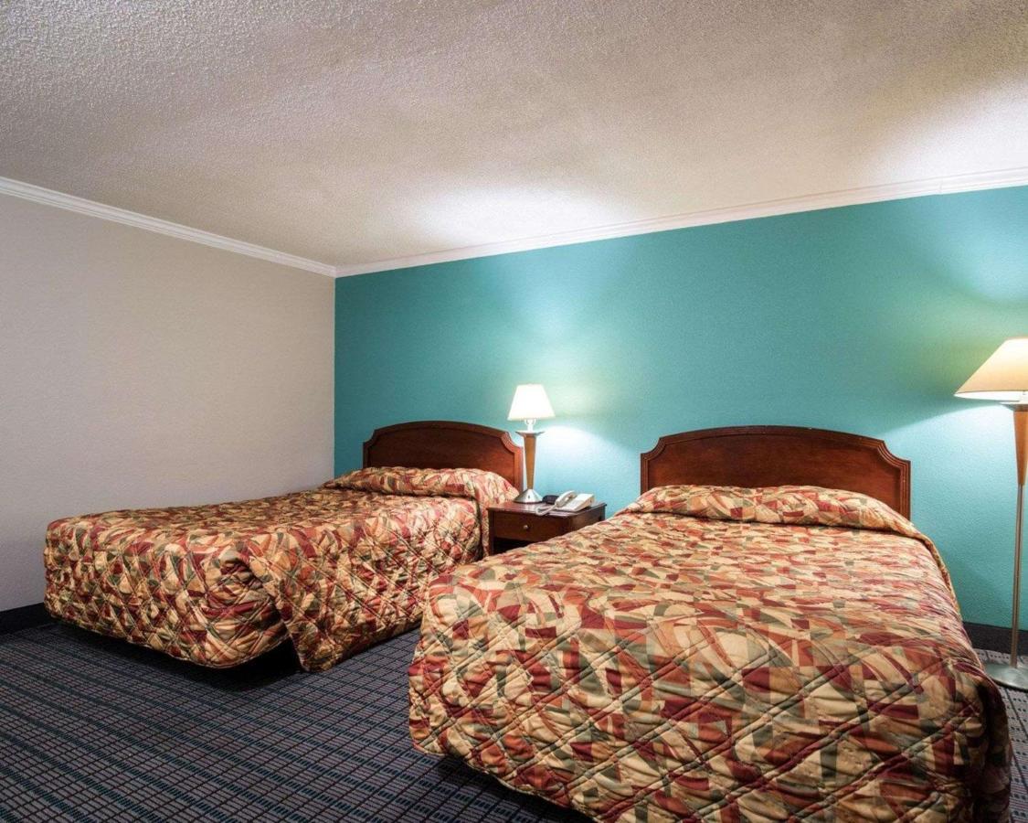 | Rodeway Inn Syracuse
