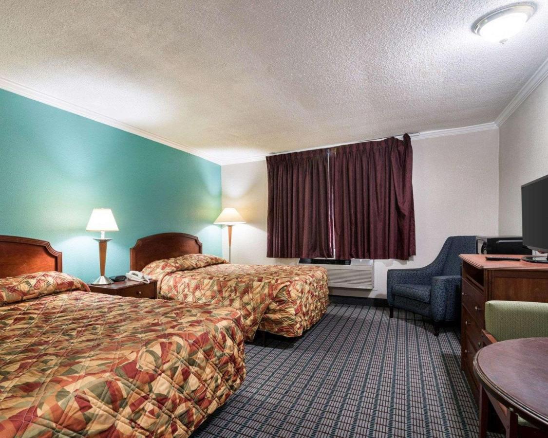 | Rodeway Inn Syracuse