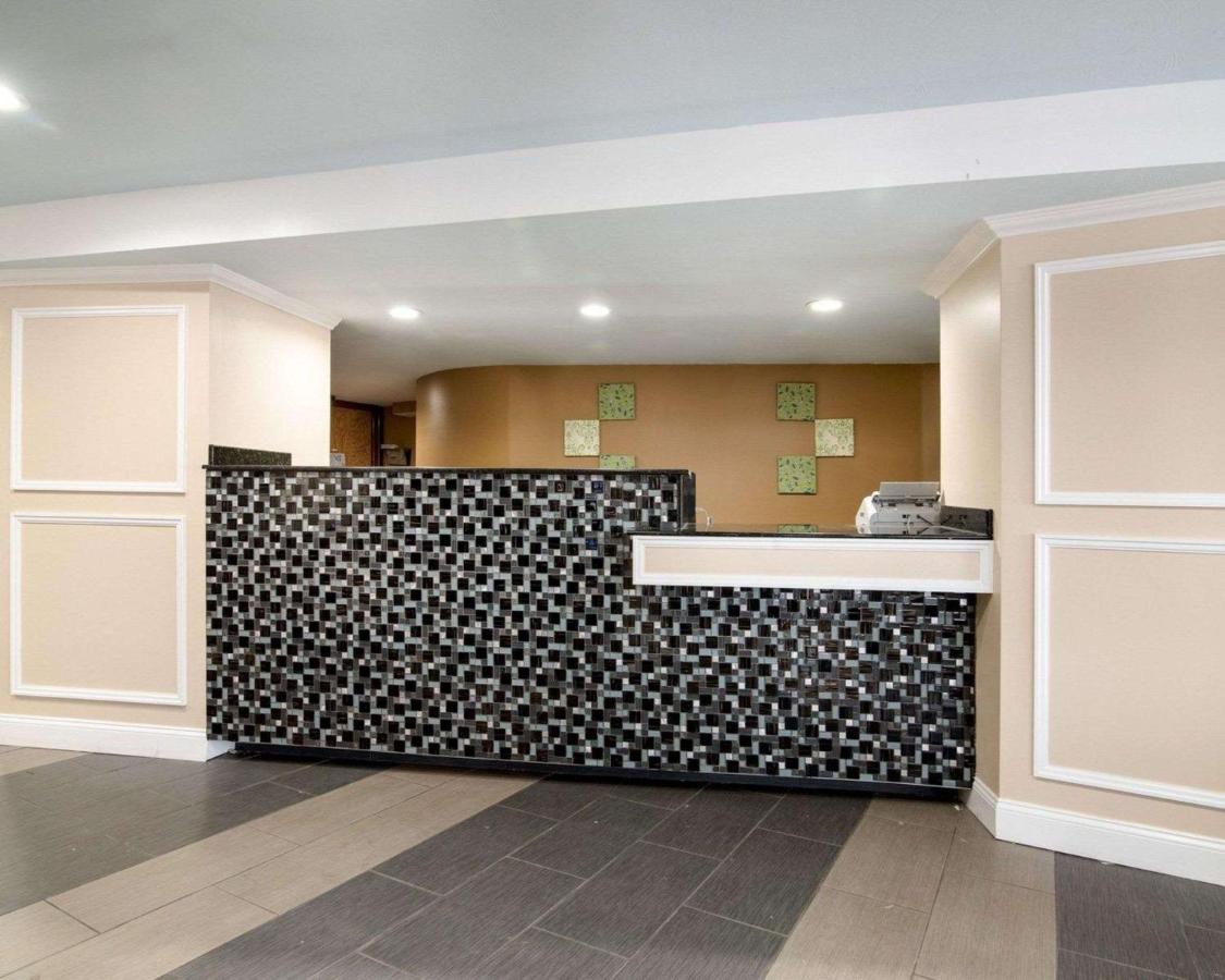 | Rodeway Inn Syracuse