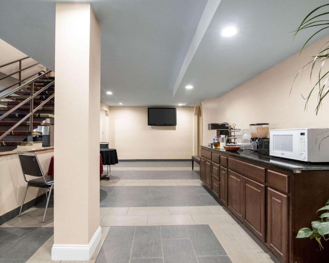 | Rodeway Inn Syracuse