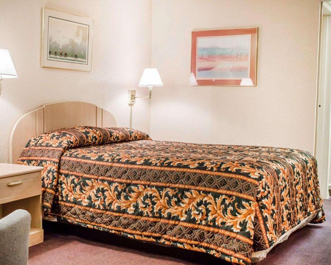 Queen Room - Smoking at Rodeway Inn Findlay University Area