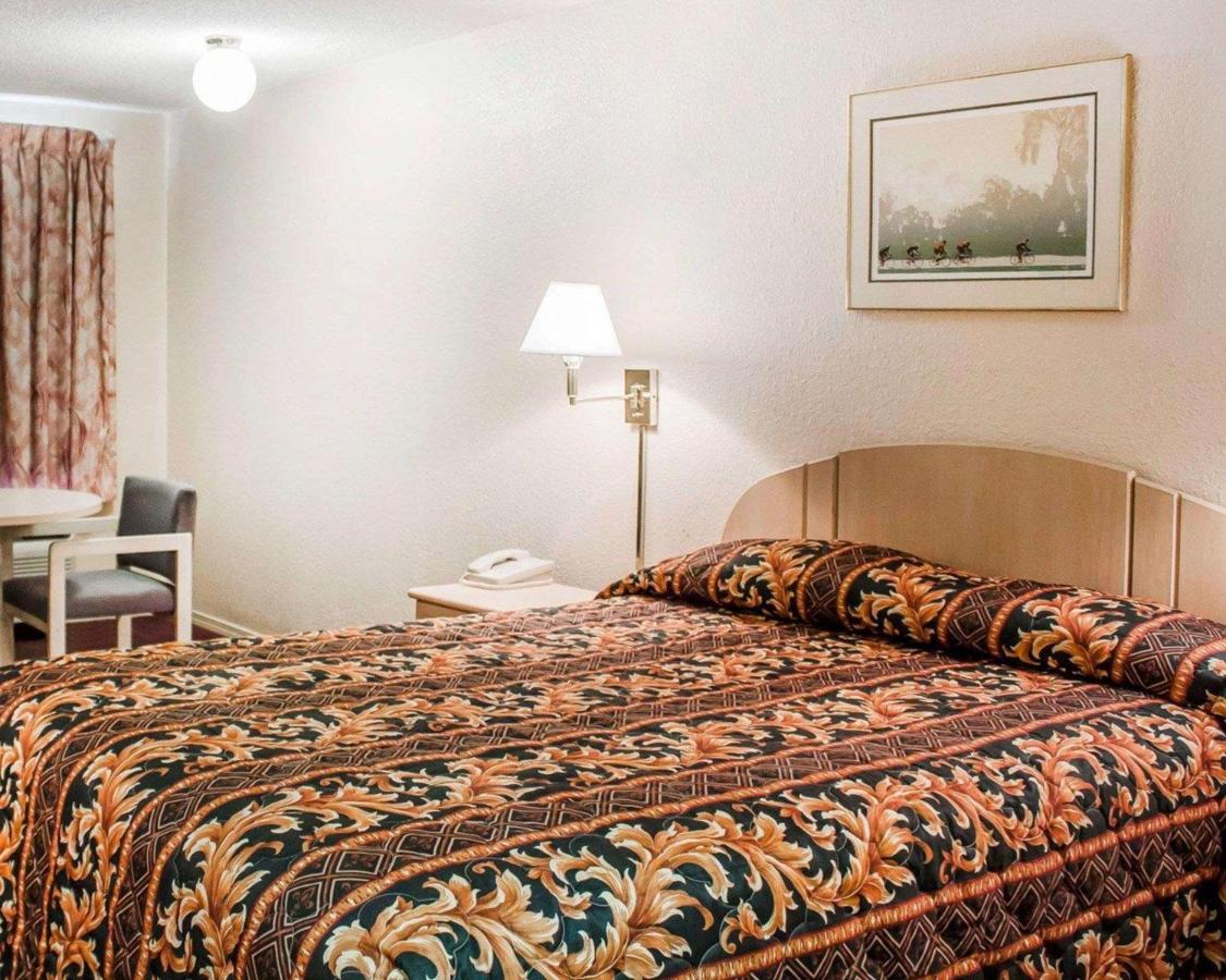 Queen Room - Smoking at Rodeway Inn Findlay University Area