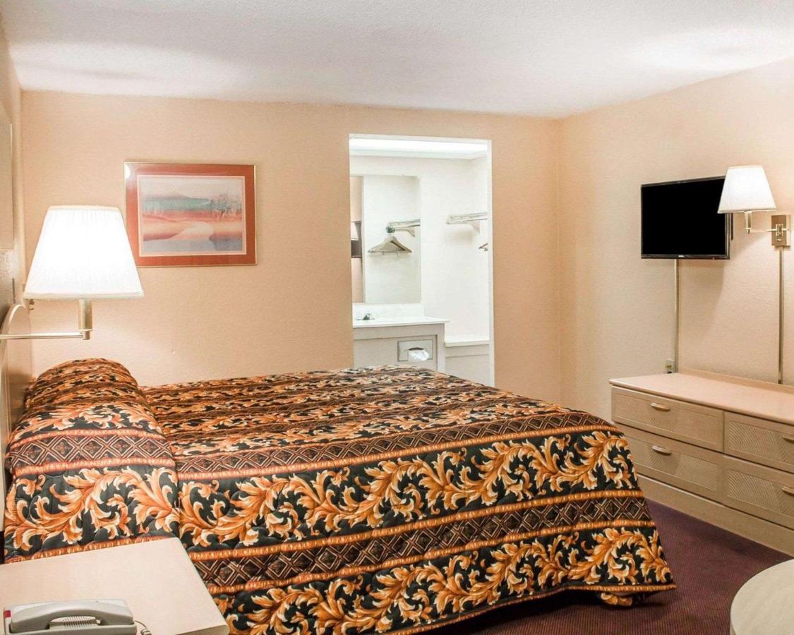 King Room - Non-Smoking at Rodeway Inn Findlay University Area