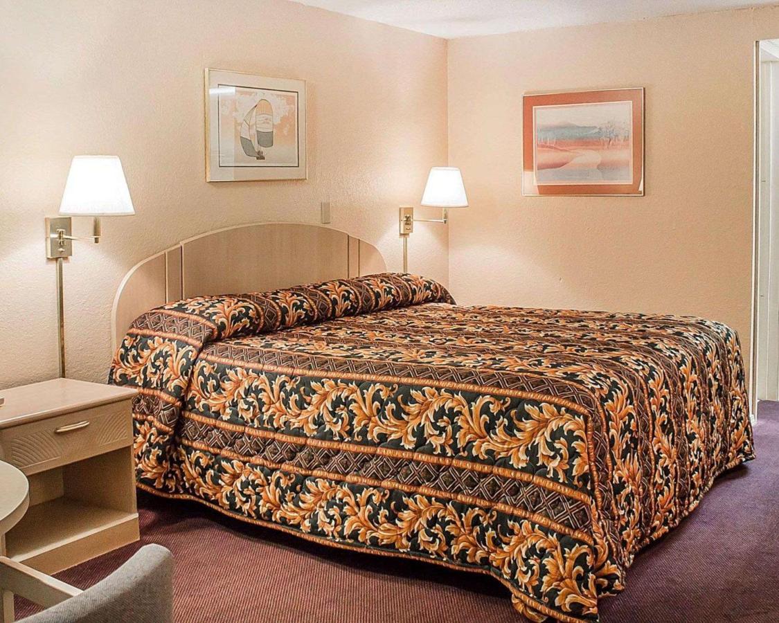 King Room - Non-Smoking at Rodeway Inn Findlay University Area